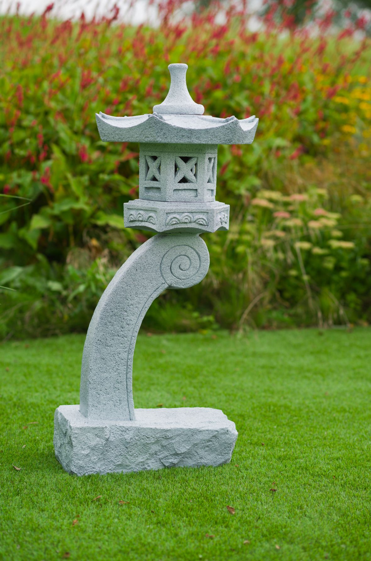 Lanterne japonaise en granite rokkaku yukimi. lanterne pour jardin zen