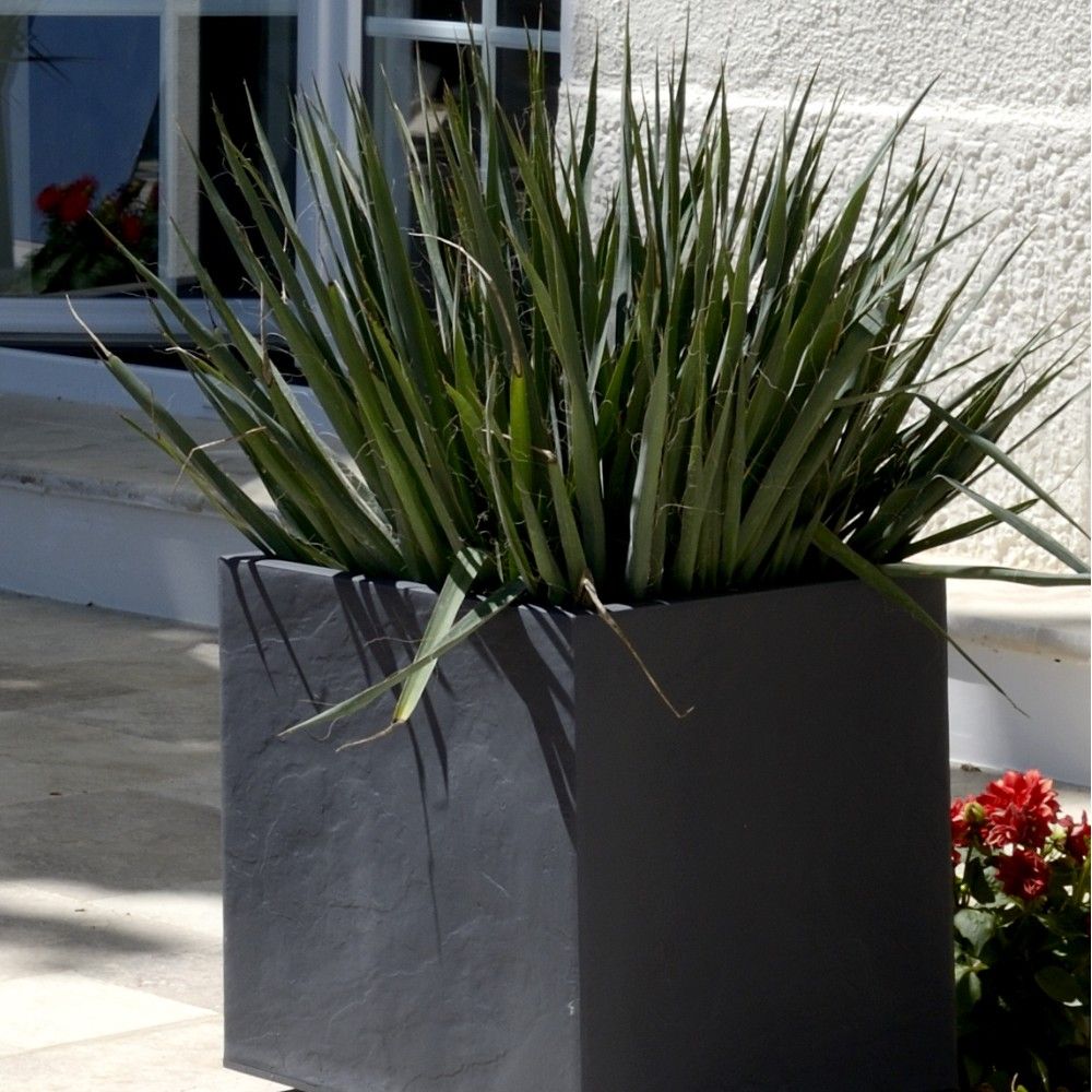Pot de fleurs carré haut en plastique GROOVE 72L- L 45 cm - Anthracite